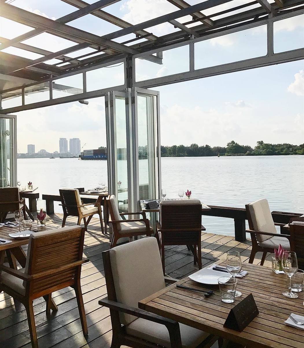 Không gian nhà hàng The Deck Sài Gòn view sông thoáng đãng