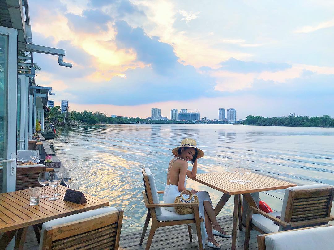 Nội thất sang trọng nhà hàng The Deck Sài Gòn