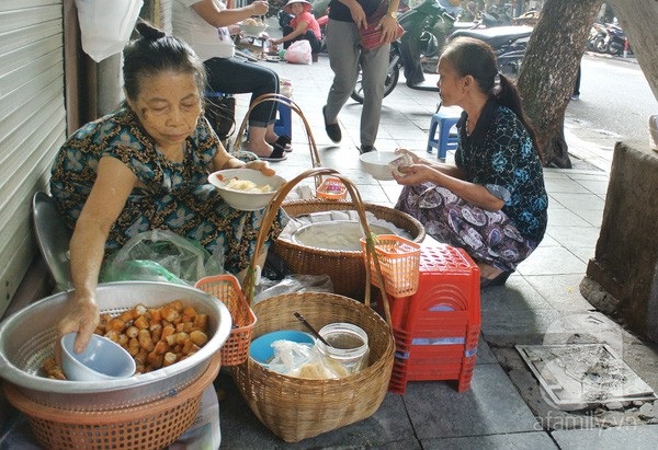 Hàng cháo sườn nằm khiêm tốn ở một góc Hàng Bồ.