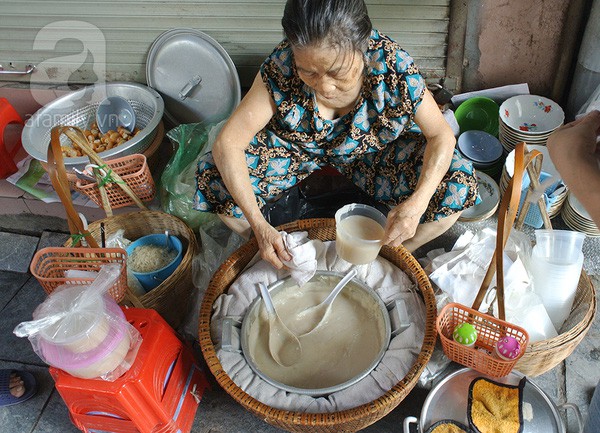 Cháo được ủ trong chiếc thúng chuyên dụng.