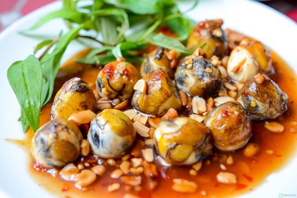 Trứng cút lộn xào me món ăn vặt Sài Gòn
