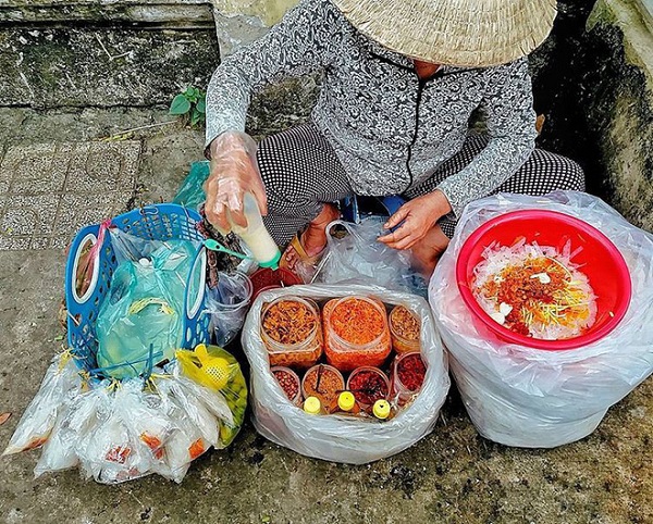 Bánh tráng trộn món ăn vặt ở Sài Gòn
