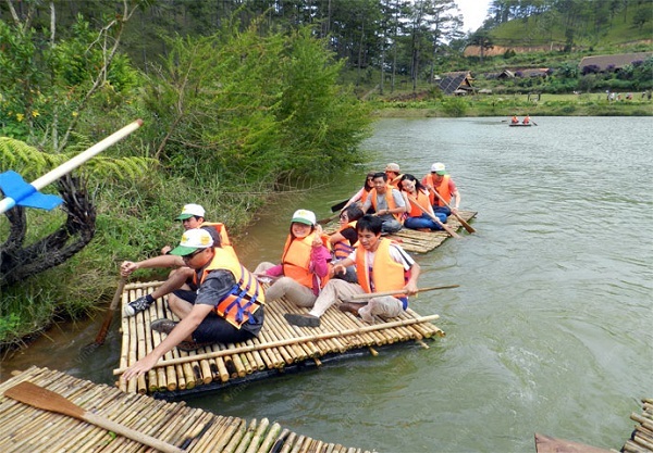 Chèo bè trên hồ ở làng Cù Lần Đà Lạt