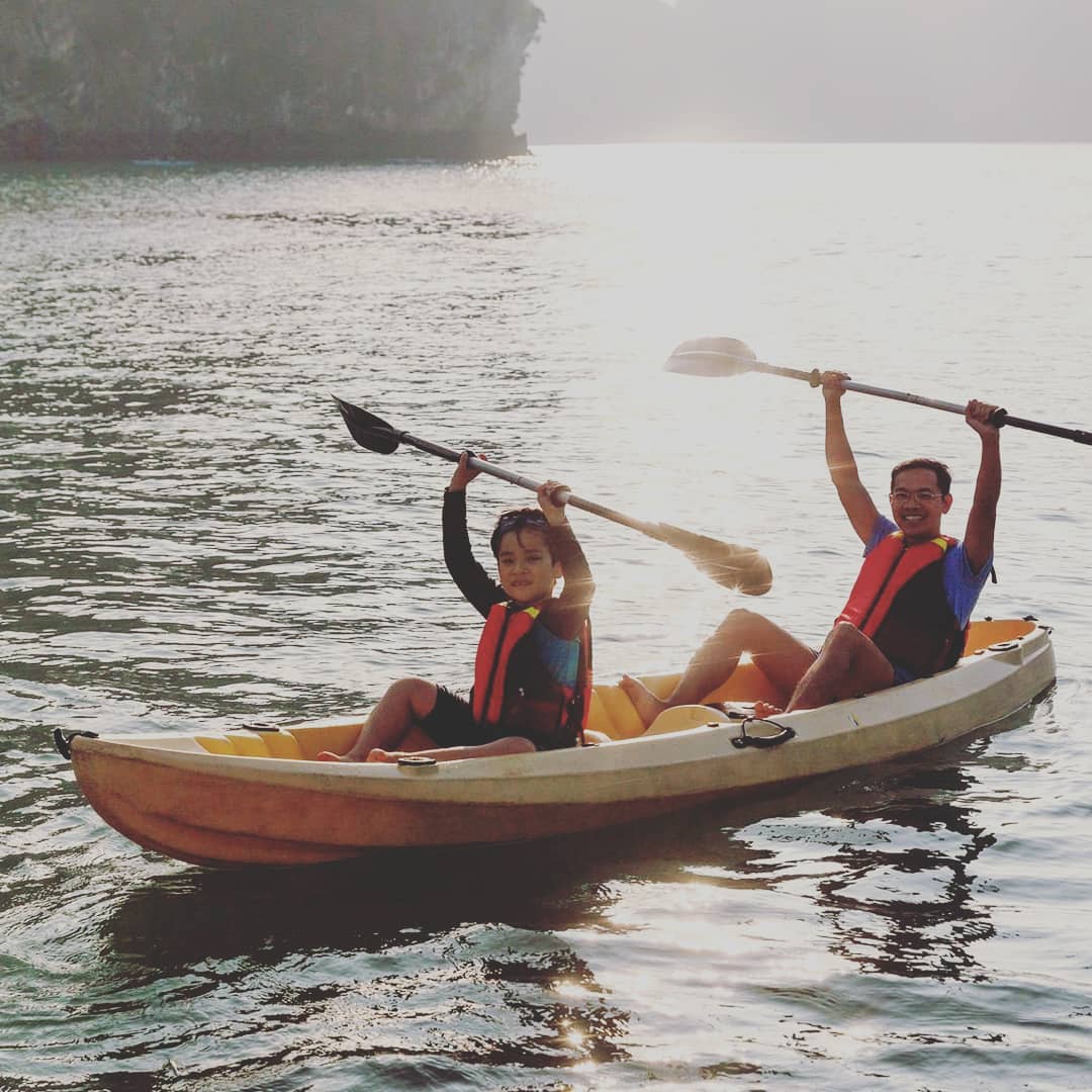 Chèo kayak trên Vịnh Lan Hạ