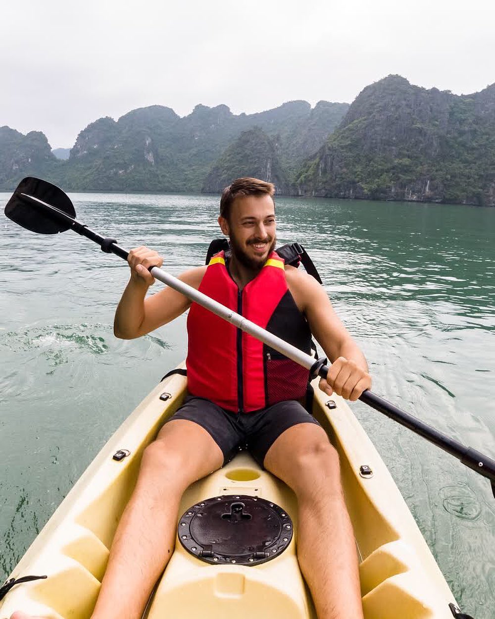 Hoạt động chèo kayak Du thuyền Capella Hạ Long