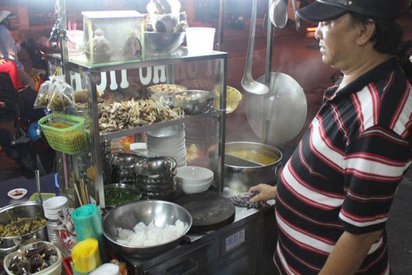 Quán hủ tíu hồ trên đường Cao Văn Lầu, quận 6