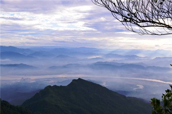 View ngắm cảnh cực đẹp từ đỉnh Vua Ba Vì