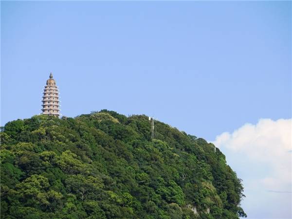 Tháp Báo Thiên trên đỉnh Vua khi đi du lịch Ba Vì