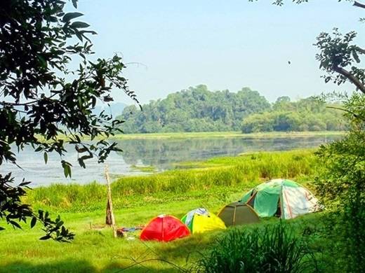 Khi chiều dần buông, hãy bắt đầu dựng lều trại để tận hưởng một đêm cắm trại thật đáng nhớ cùng bè bạn. (Nguồn: Internet)