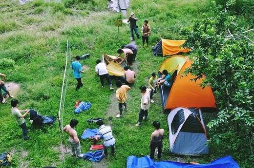 Với giá thuê dao động từ 80.000 – 100.000 đồng/chiếc hoặc bạn có thể tự mang theo lều của riêng mình, trải nghiệm ngủ đêm giữa rừng không còn là một điều gì quá xa vời. (Nguồn: Internet)