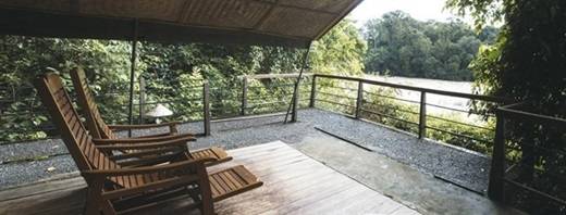 Nhà nghỉ bố trí những chiếc ghế dựa thoải mái trông ra bờ hồ, giúp khách tham quan có những giây phút thư giãn nhẹ nhàng giữa bốn bề không gian xanh ngắt. (Nguồn: Internet)