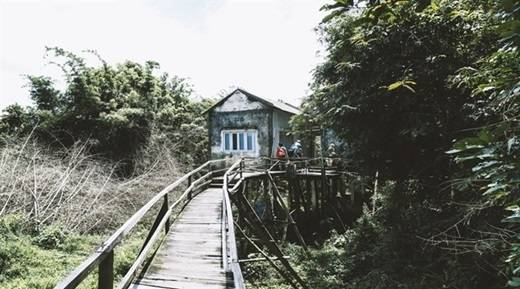 Cây cầu gỗ dẫn đến nhà nghỉ tuy đơn sơ, cũ kĩ nhưng lên hình thì cực kì bắt mắt. (Nguồn: Internet)