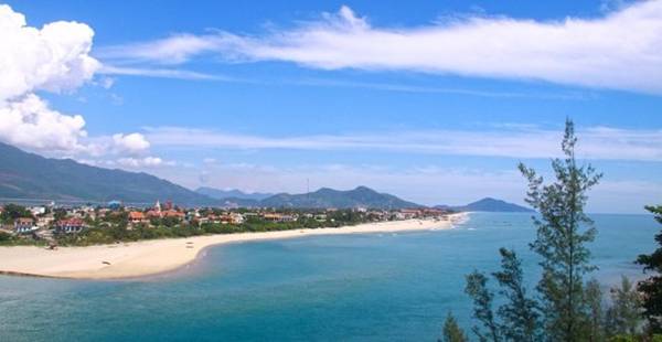 Toàn cảnh bãi biển Lăng Cô trải dài dưới chân đèo Hải Vân