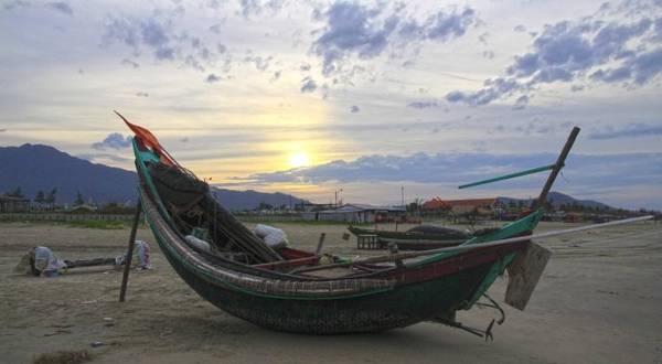 Hoạt động thường nhật của ngư dân tại vùng biển du lịch Lăng Cô