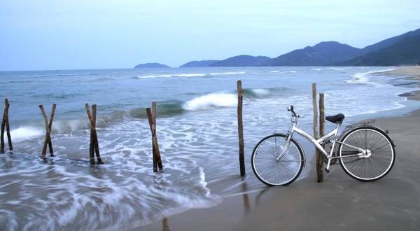 Hoạt động đạp xe thư giãn vô cùng thú vị khi đi du lịch Lăng Cô