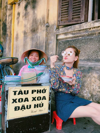 Chi Pu thưởng thức tào phớ khi du lịch Hội An