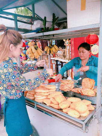 Chi Pu ăn vặt các món ngon Hội An