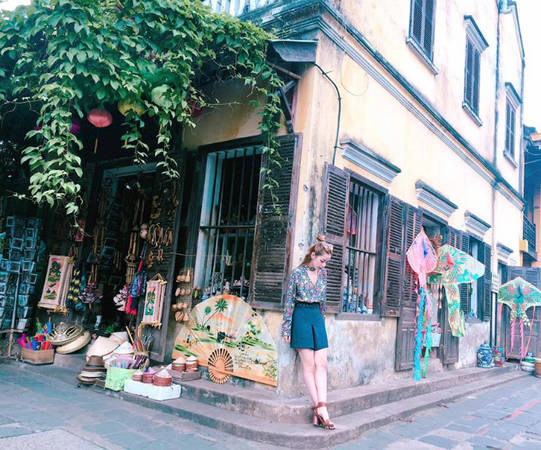 Chi Pu ‘đi hoài không chán’ Hội An