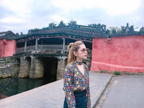 Chi Pu dẫn người xem tới chùa Cầu - nơi nổi tiếng nhất ở Hội An - công trình mang linh hồn của phố Hội, được xây dựng từ thế kỷ 17. Có lẽ chẳng ai tới Hội An mà không ghé qua ngôi chùa có thiết kế độc đáo, đậm chất Nhật Bản, nhuốm màu thời gian này.