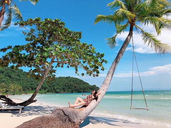 Trong loạt ảnh du khách check-in ở Phú Quốc trên Instagram, bạn dễ dàng tìm thấy hình ảnh cây dừa đổ và chiếc xích đu bằng gỗ. Hiện ở Phú Quốc không hiếm nơi treo xích đu trên cây dừa nghiêng bên bờ biển để du khách chụp ảnh. Nhưng địa điểm đầu tiên nổi tiếng với hình ảnh này là Bãi Sao. Ảnh: linhlaplalaplanh18.