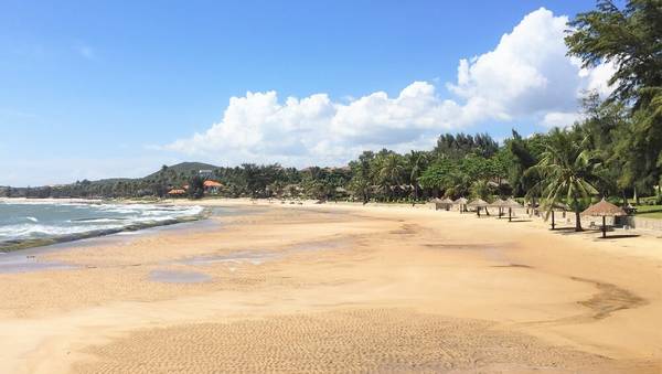 Bãi biển mới trải dài.