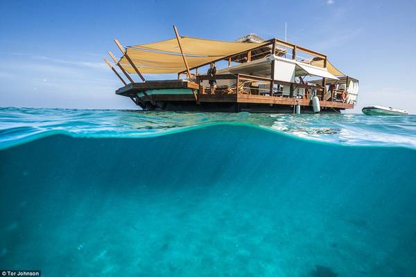 Nếu muốn tiết kiệm thời gian hơn, bạn có thể đi tàu cao tốc từ Musket Cove Resort, Lomani Resort và Plantation Resort mất chỉ khoảng 10 phút.