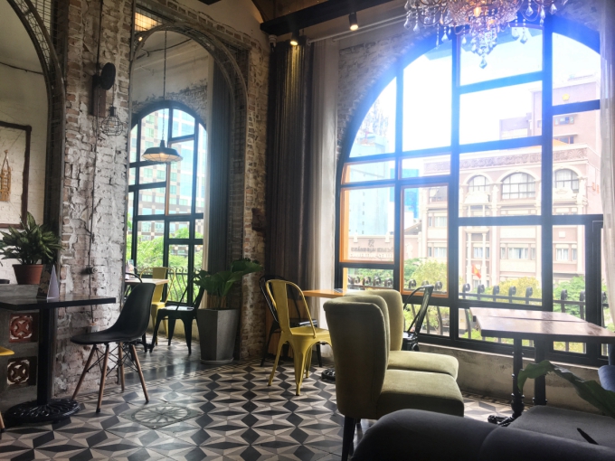 Không gian The Locale quán cà phê Sài Gòn trên phố đi bộ