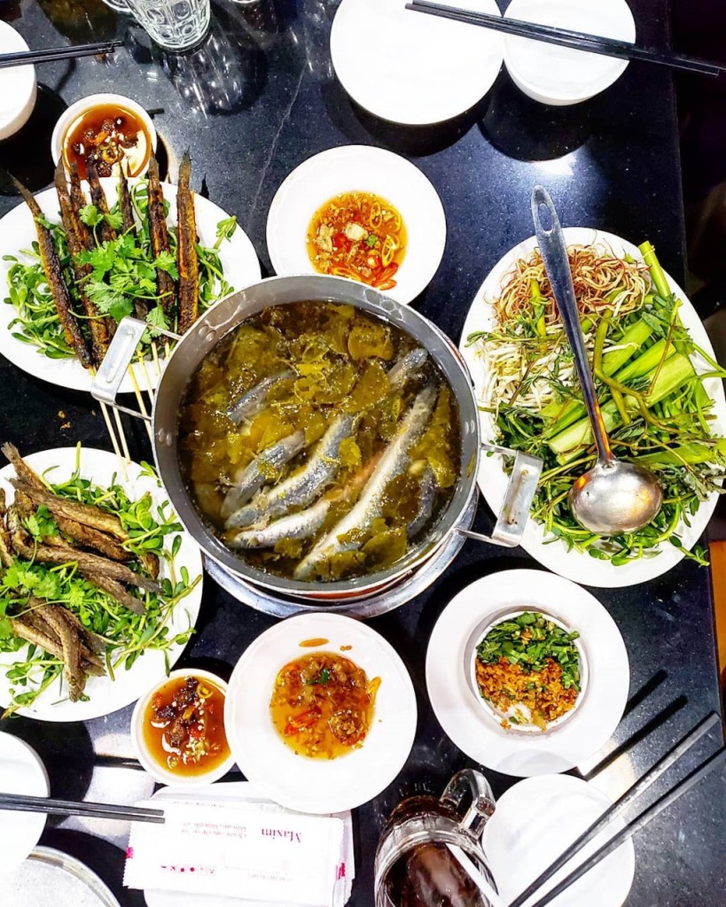 Không gian quán lẩu cá kèo ngon Rau Đắng