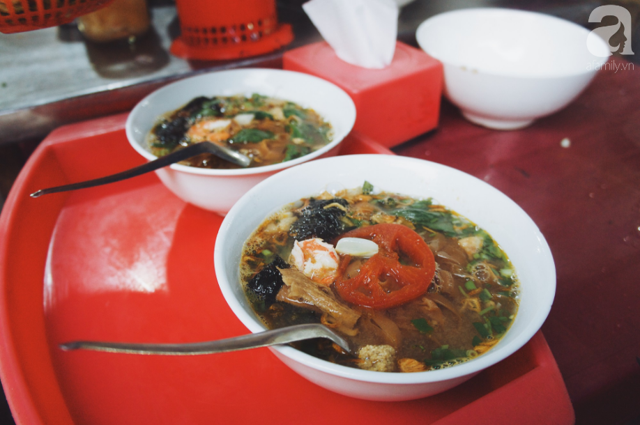 Tô bánh đa cua đầy đủ topping tại Hải Phòng