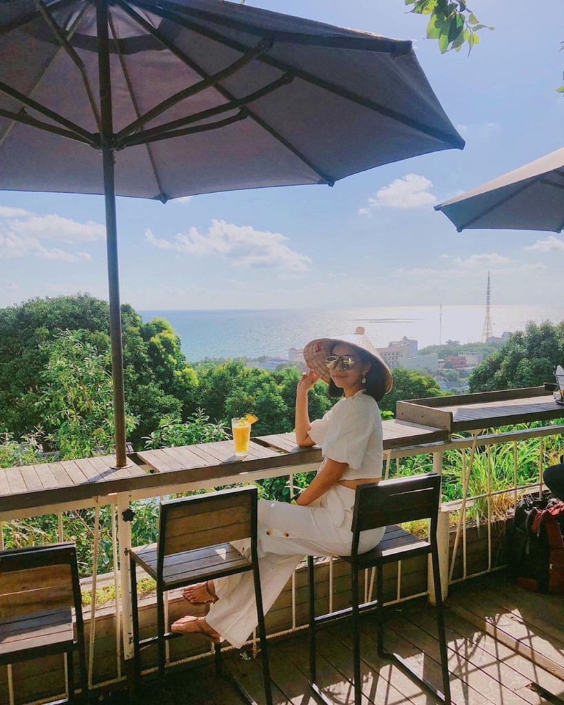 Không gian rộng tại Rory's Bar