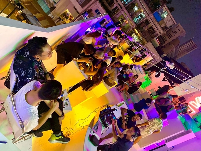 Quán bar Sài Gòn mở cửa từ 17h đến 2h sáng hôm sau, DJ chơi nhạc miễn phí, thích hợp dành cho các “cú đêm” ở Sài thành.