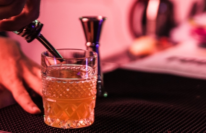Thức uống ở quán bar Sài Gòn đa phần là cocktail, mocktail và vài loại rượu cùng các món ăn vặt quen thuộc như bắp xào, trái cây, khô... Muốn đến đây, bạn phải băng qua khu chợ hơi nhếch nhác, sau đó lên tầng 2 của tòa nhà.