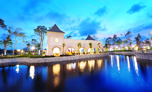 Hay nghỉ chân và thưởng thức ẩm thực Á - Âu bên khung cảnh tuyệt đẹp của nhà hàng Deli Land.