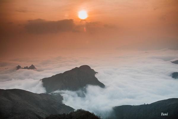 Khi lên đến độ cao 2.800 m là lúc mặt trời bắt đầu hé lộ. Nhìn từ trên xuống, khung cảnh thật kỳ vĩ.