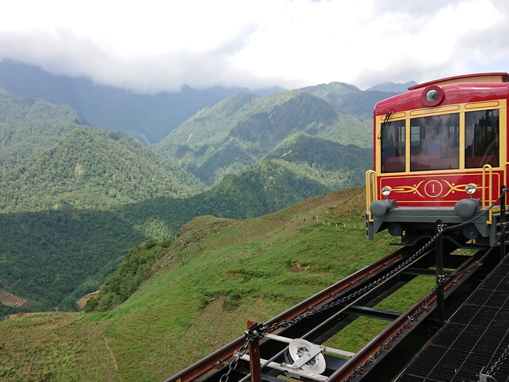 Tàu hoả leo núi Mường Hoa dẫn đến cáp treo Fansipan Sapa