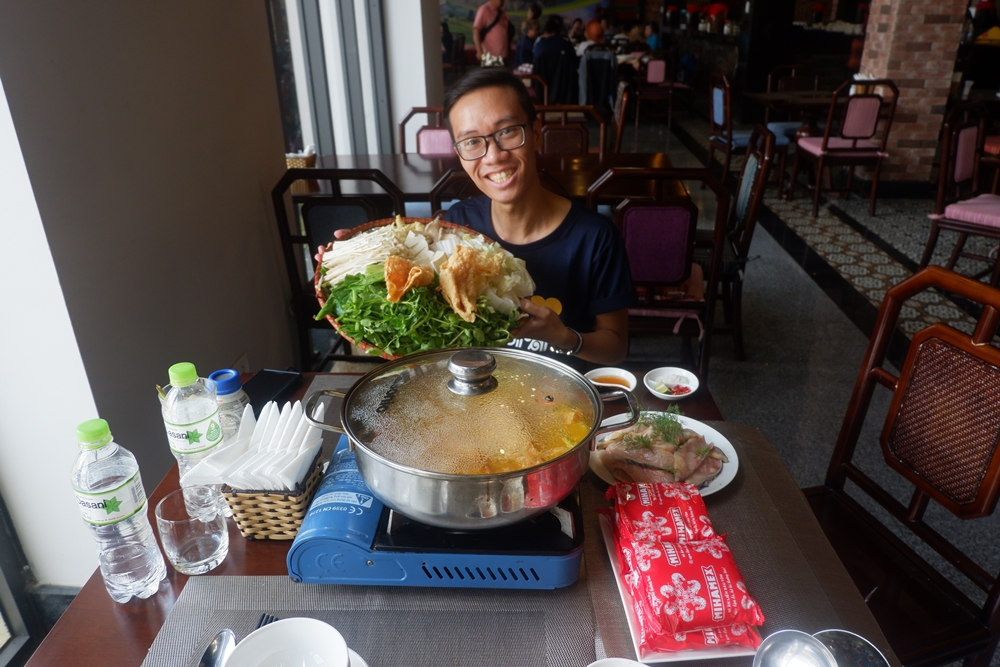 Một phần lẩu cá tầm ở nhà hàng Hải Cảng có giá 400.000 đồng. Có thể dùng cho 3 - 4 người. Ảnh: Tuyết San