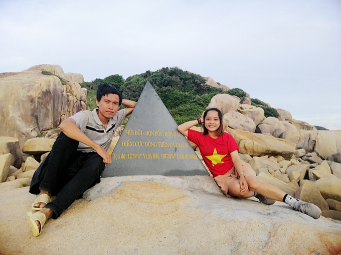 Tôi cùng các bạn đồng hành chụp ảnh kỷ niệm ở điểm đánh dấu Mũi Đôi - điểm cực Đông trên đất liền của Việt Nam. Sau khi chụp hình, chúng tôi về Bãi Rạng để dọn lều.