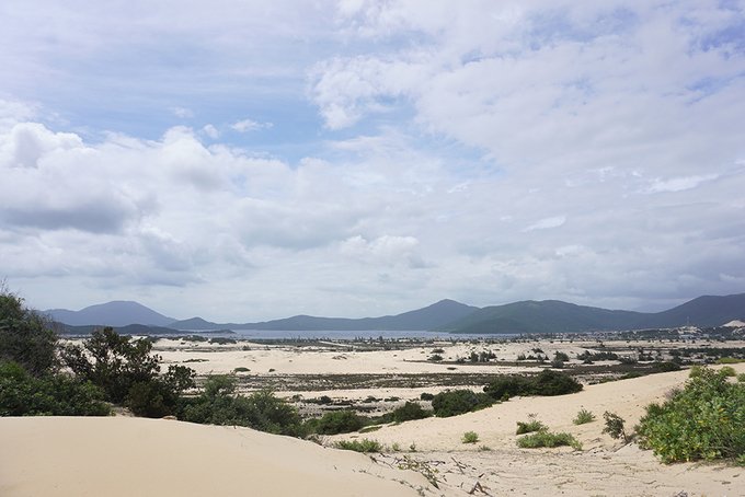 Những người đi trekking cực Đông thường đùa với nhau rằng, các cồn cát giống như sa mạc. Từ đây, bạn sẽ thấy núi, biển, tàu thuyền, khung cảnh làng xóm.