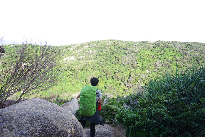 Hành trình trekking cực Đông có địa hình rất đa dạng. Sau khi đi bộ qua những bãi cát dài, bạn đến với khu vực núi đồi.