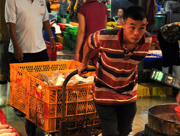 Cảnh mua bán vận chuyển nhộn nhịp tại chợ cá Bình Điền