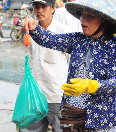 Do tự phát nên người bán buôn vừa bày bán vừa trông chừng bảo vệ. Khi thấy bóng dáng nhân viên bảo vệ, họ vội bê hàng bỏ chạy, sau đó lại họp nhóm. Cá được cân bằng các cân điện tử xách tay.