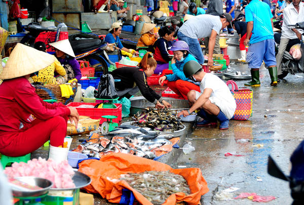 Chợ nhộn nhịp nhất lúc 7h sáng, đây là lúc nhiều loại thủy hải sản được bày bán công khai. Chợ chỉ kinh doanh đến khoảng 10h thì tàn.