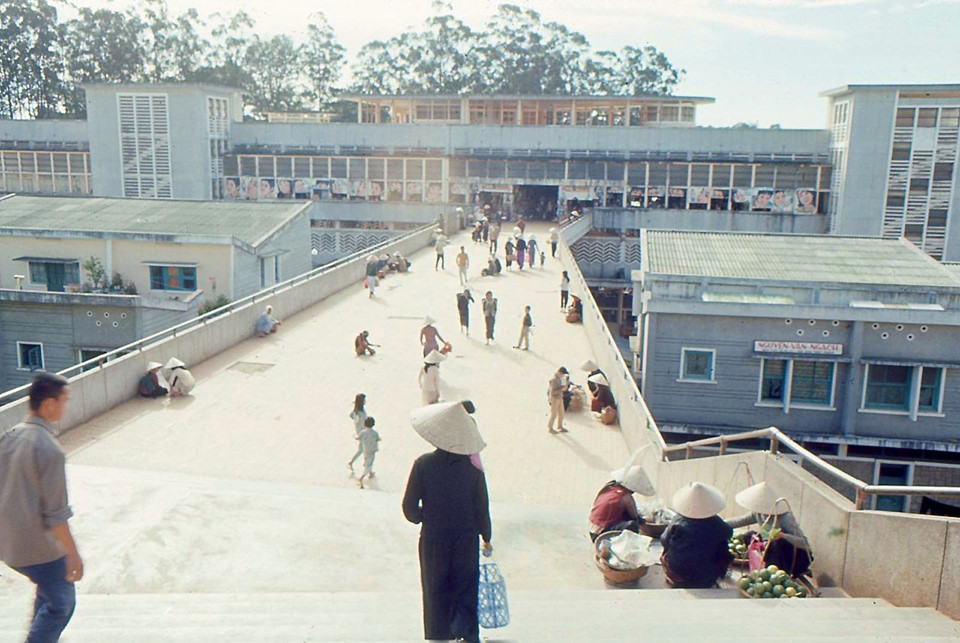 Chợ Đà Lạt xưa năm 1965-1966 vắng vẻ với bà nội trợ xách làn đi chợ