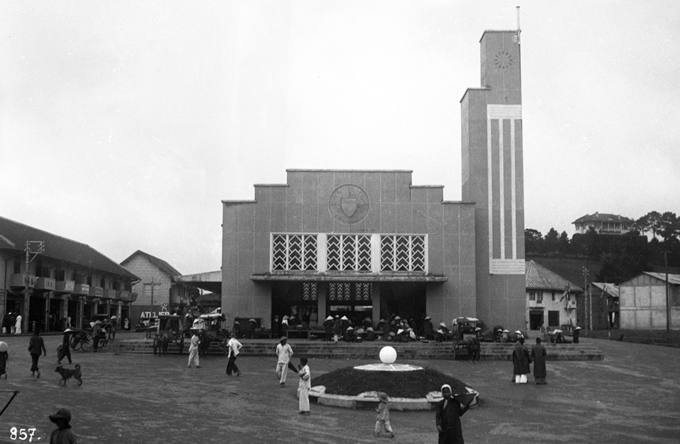 Hình ảnh Chợ Đà Lạt năm 1938 với kiến trúc khang trang và ít người qua lại