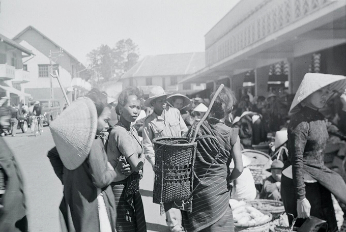 Chợ Đà Lạt năm 1956 còn gọi là Chợ Cây với cảnh mua bán của người dân và đồng bào dân tộc