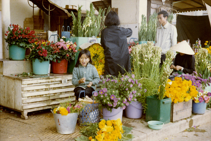 Sạp hoa tại Chợ Đà Lạt năm 1969 ghi lại không khí buôn bán đặc trưng
