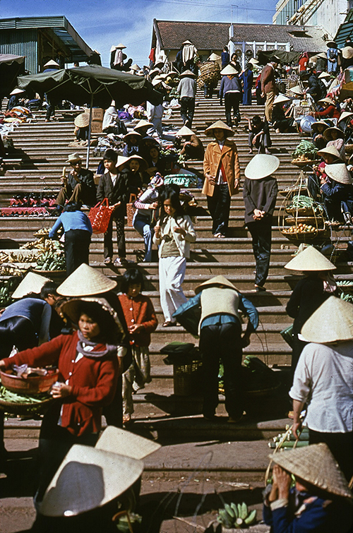 Cảnh sinh hoạt tại bậc thang gần Chợ Đà Lạt năm 1974