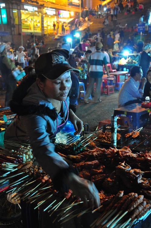 Chợ Đà Lạt năm 2013 bắt đầu hoạt động ban đêm với hàng quán phục vụ du khách