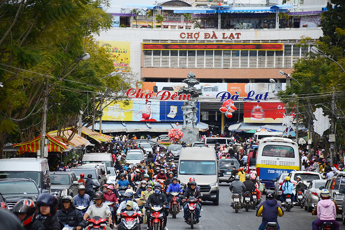 Đến nay, chợ Đà Lạt trở thành điểm dừng chân quen thuộc của du khách mỗi khi có dịp ghé thành phố. Chợ hiện lâm vào tình trạng quá tải, đặc biệt là các vấn đề về trật tự và an toàn vệ sinh, môi trường. Sáng 27/3, Chủ tịch Lâm Đồng đã có buổi hợp chỉ đạo chấn chỉnh chợ đêm Đà Lạt nhằm phục vụ du khách ngày một tốt hơn. Ảnh: Di Vỹ.