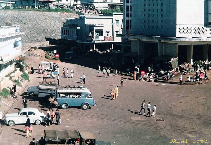 Chợ vào năm 1965 đã bắt đầu tấp nập người mua bán hơn nhưng quang cảnh còn hoang vu, ít cây cối. Ảnh: Flickr.